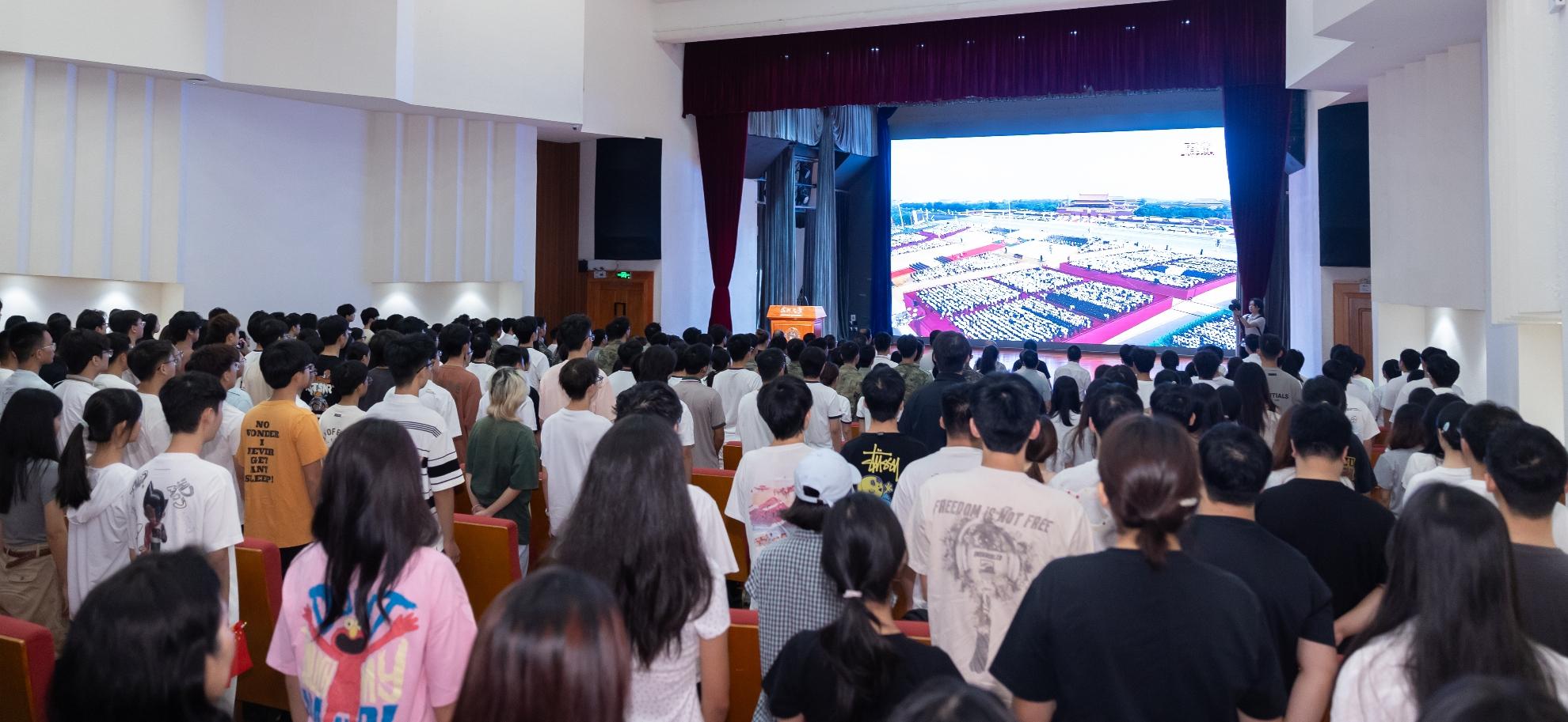 深大师生集中收看抗战胜利80周年阅兵直播 党委书记李清泉开讲思政第一课